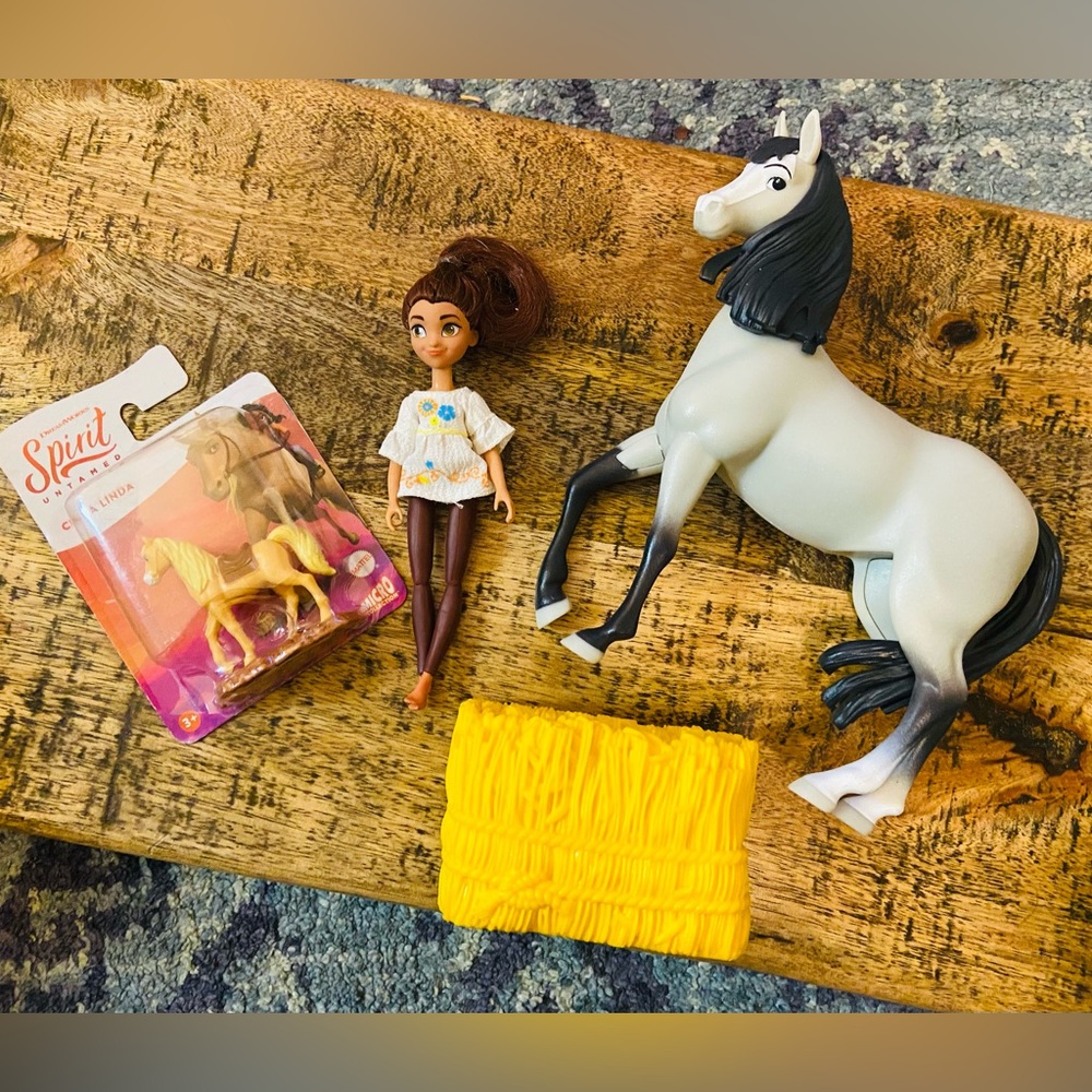 Spirit Untamed Toy Lot Lucky Prescott, Mustang Bonnie, Chica Linda & 1 Hay Bale